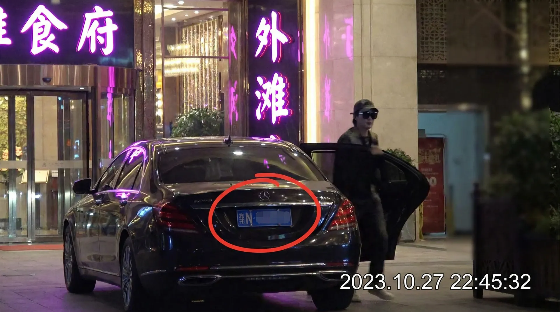 猎奇 - 豪车餐厅外偷拍